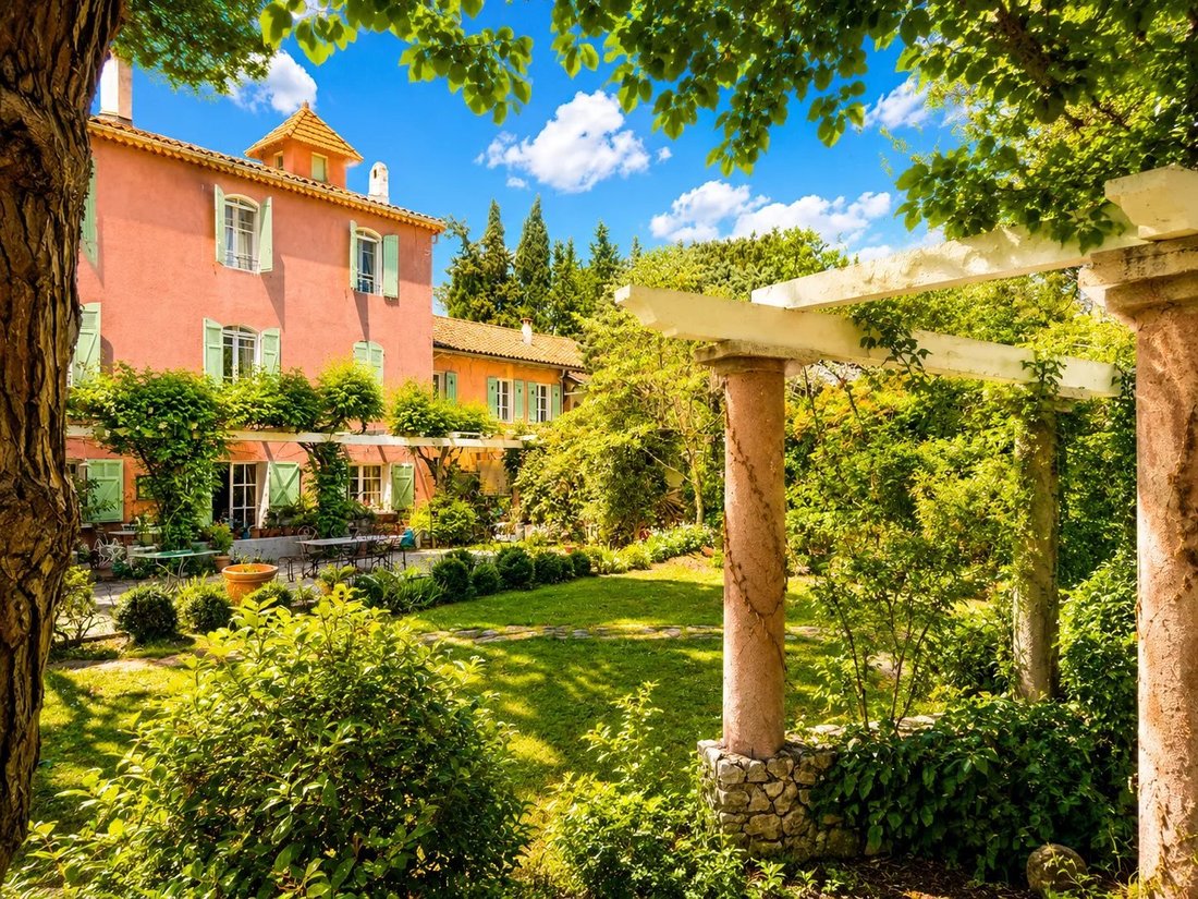 Estate in Orgon, Provence-Alpes-Côte d'Azur, France 1 - 17918337