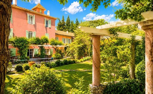 Estate in Orgon, Provence-Alpes-Côte d'Azur, France 1