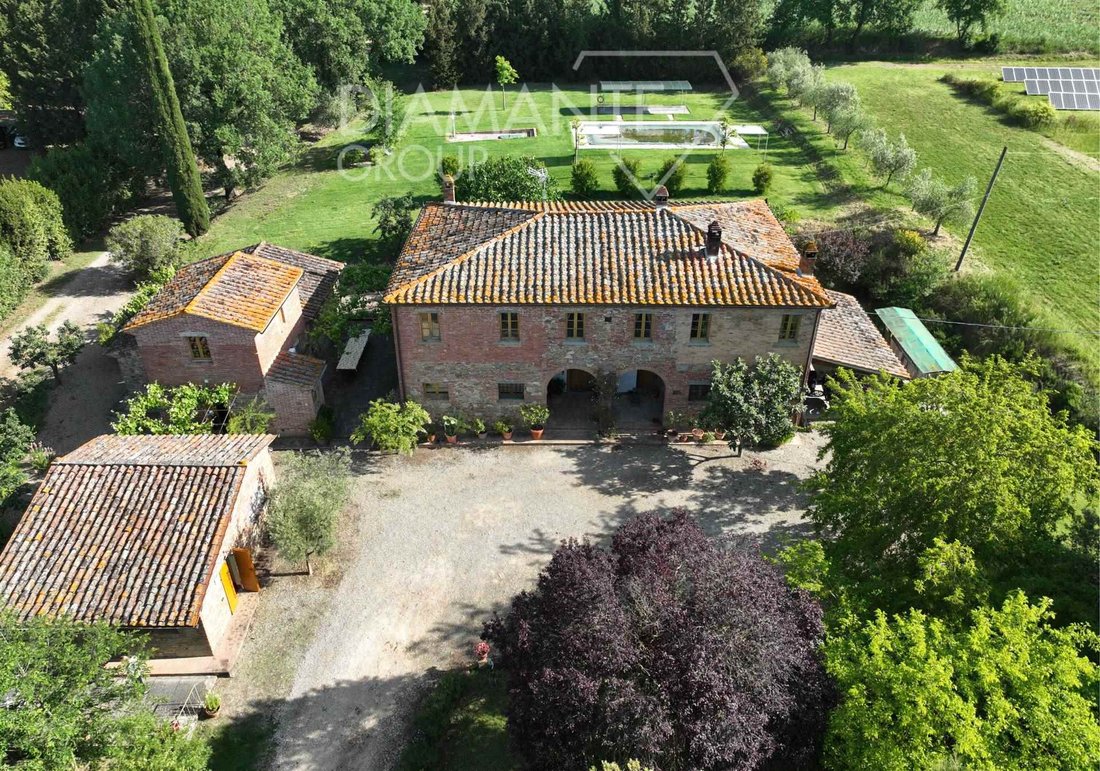Farm Ranch in Foiano della Chiana, Tuscany, Italy 1 - 17361631