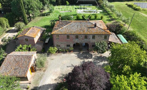 Farm Ranch in Foiano della Chiana, Tuscany, Italy 1