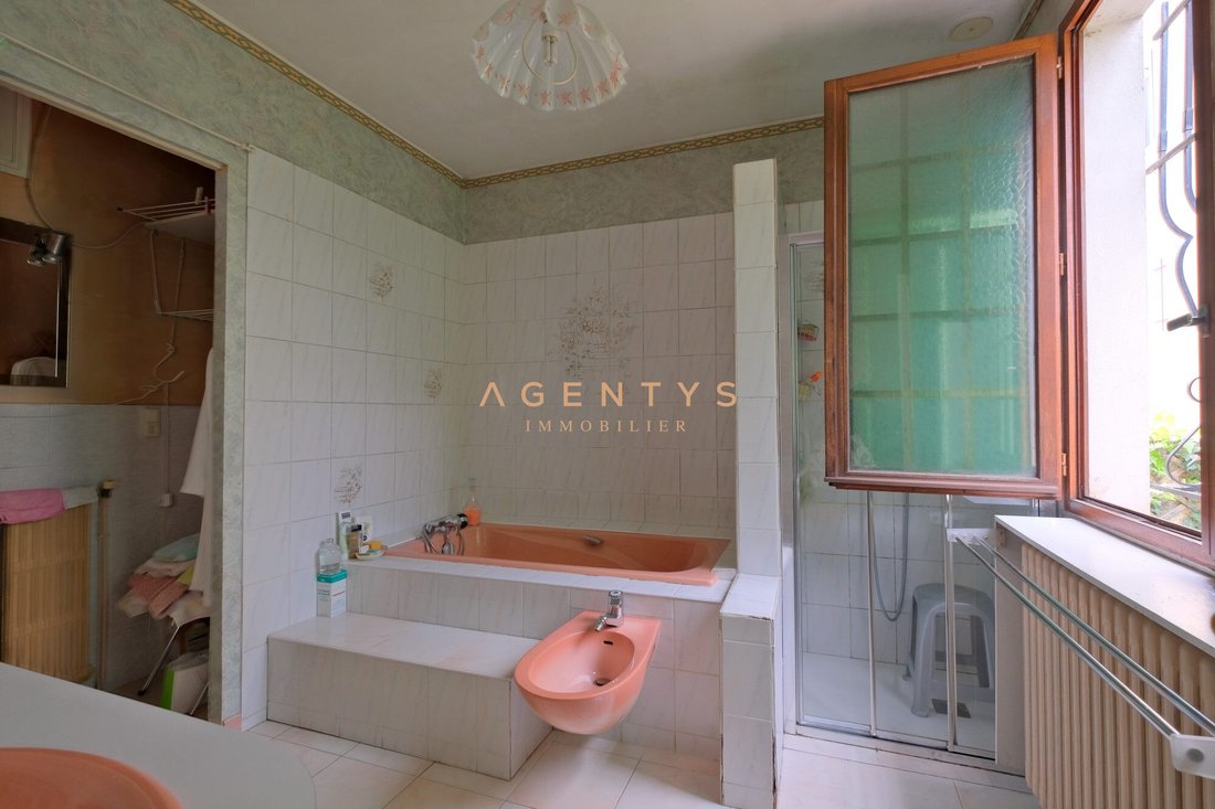 House in Creteil, Ile-de-France, France 3 - 17924796