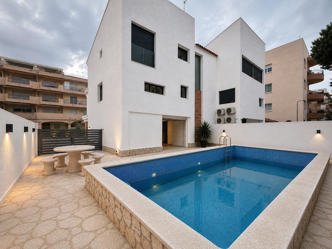 Villa in Roses, Catalonia, Spain 1 - 17914607