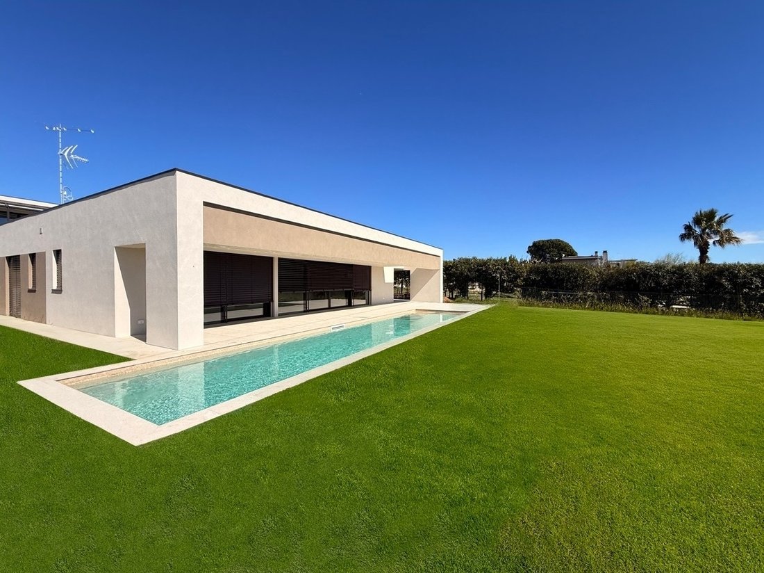 Villa in Moniga del Garda, Lombardy, Italy 1 - 17917035
