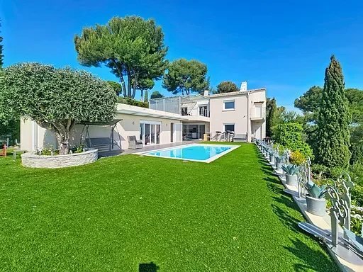 Villa in Saint-Laurent-du-Var, Provence-Alpes-Côte d'Azur, France 1 - 17918456