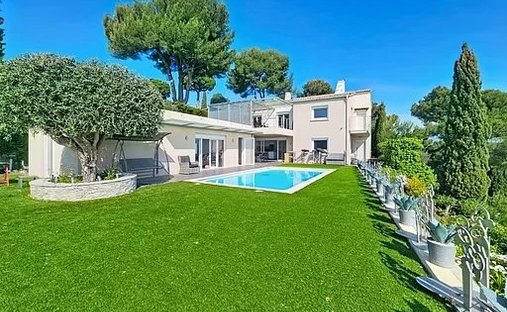 Villa in Saint-Laurent-du-Var, Provence-Alpes-Côte d'Azur, France 1
