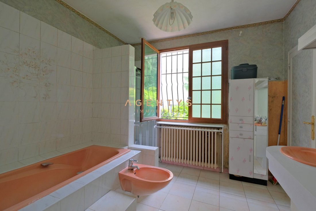 House in Creteil, Ile-de-France, France 4 - 17924796