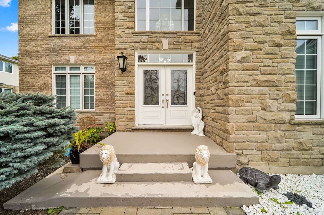 House in Niagara Falls, Ontario, Canada 2 - 17918967