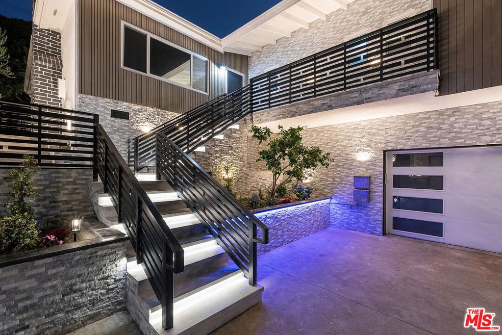 Los Angeles, California, United States 4 - 17920528