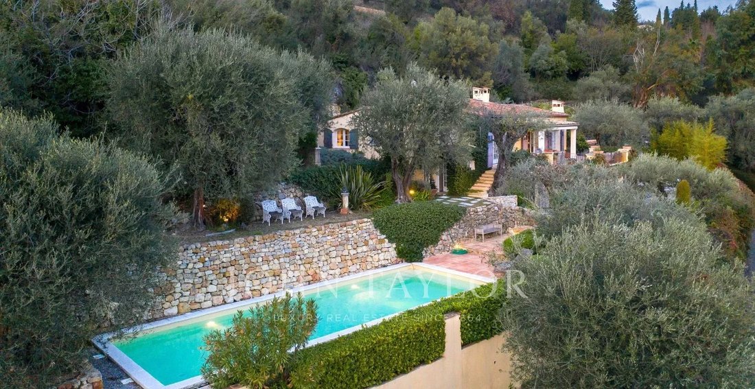 Estate in Châteauneuf-Grasse, Provence-Alpes-Côte d'Azur, France 2 - 10842126