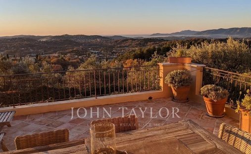 Estate in Châteauneuf-Grasse, Provence-Alpes-Côte d'Azur, France 1