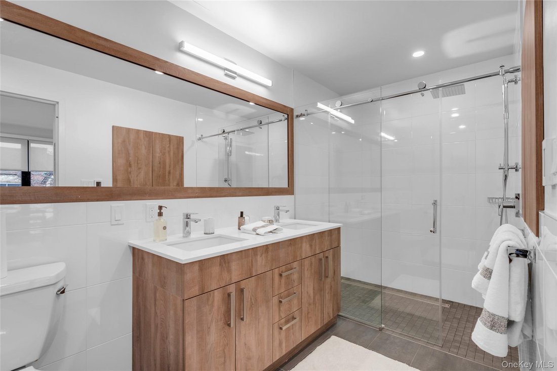 Great Neck, New York, United States 5 - 17918037