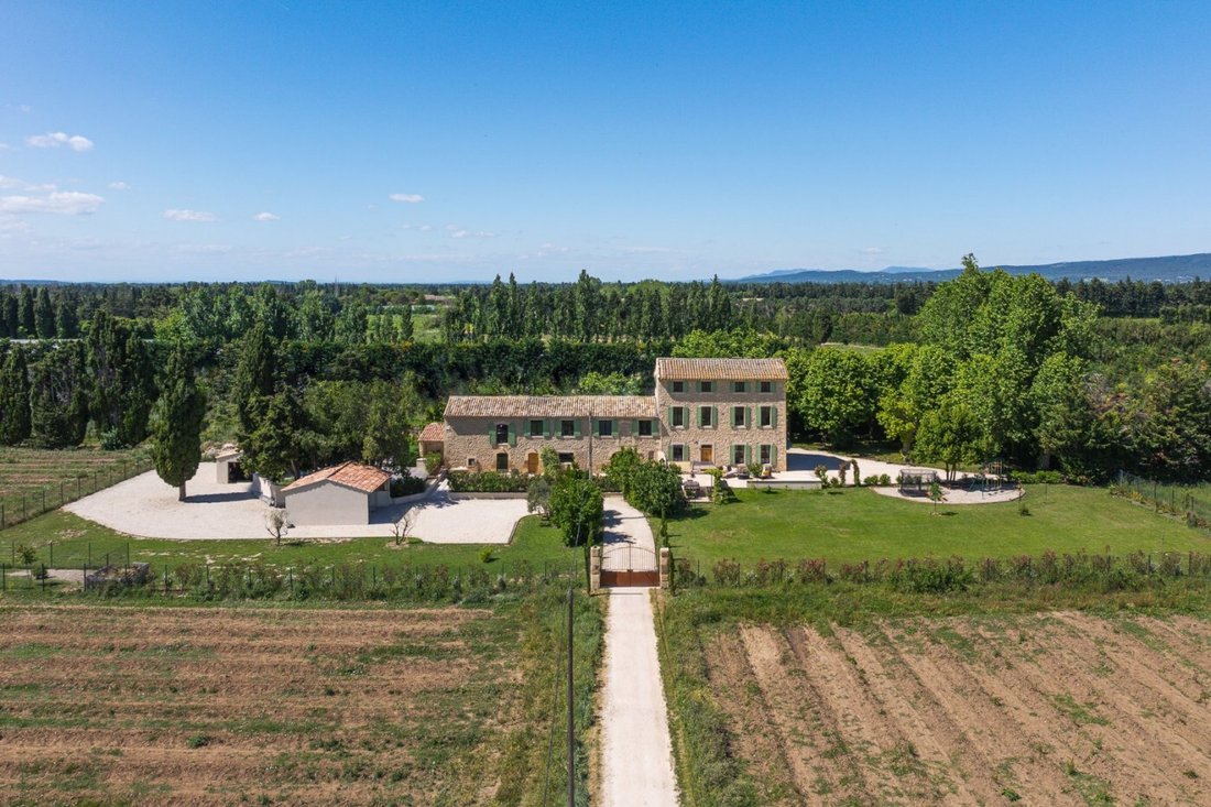 Estate in Cavaillon, Provence-Alpes-Côte d'Azur, France 1 - 17922817