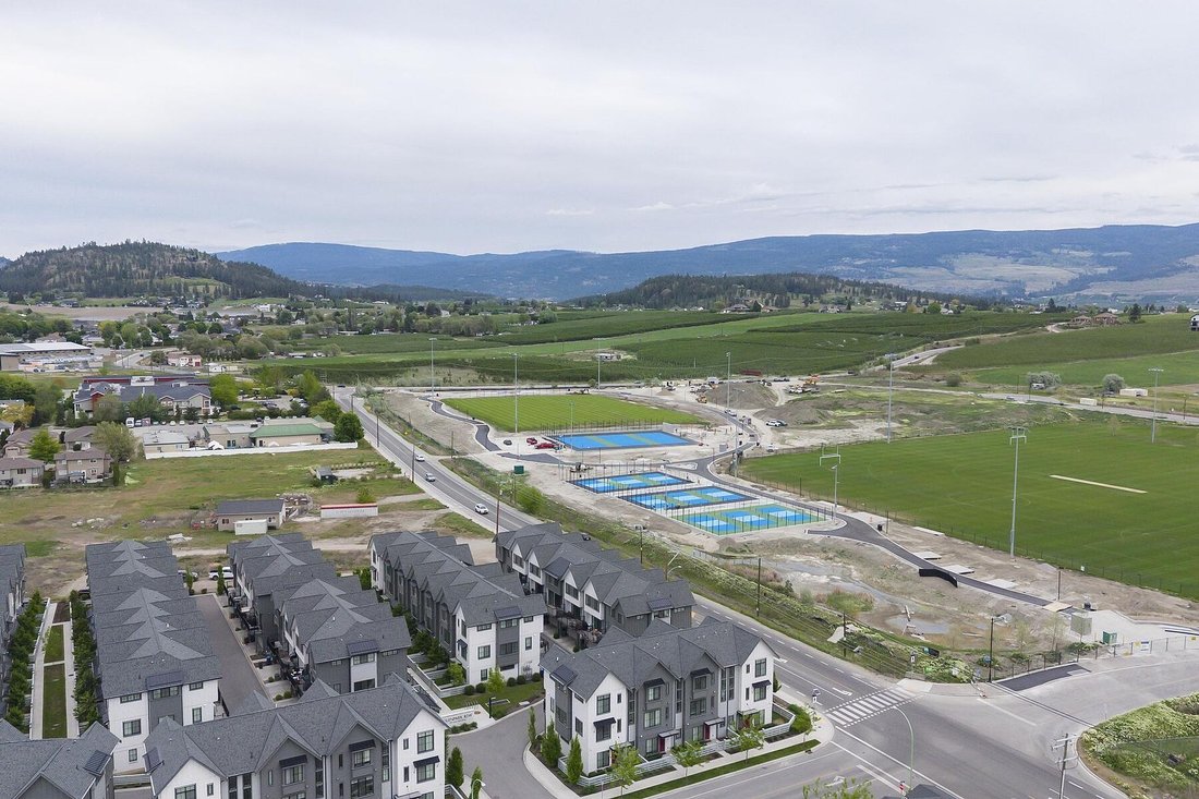 Townhouse in Kelowna, British Columbia, Canada 3 - 17925010