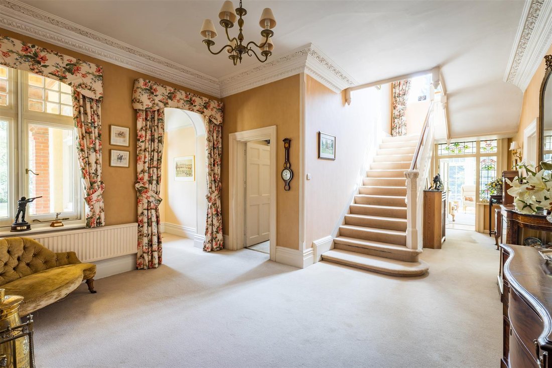 House in Guildford, England 3 - 17925274