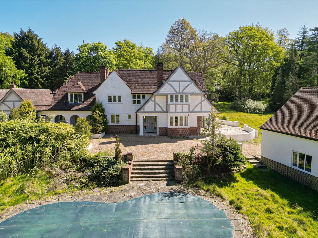 House in Oxshott, Elmbridge, England 1 - 17926331