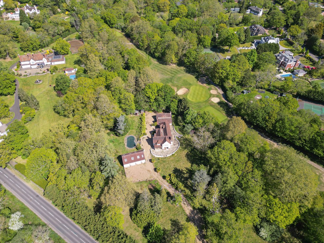 House in Oxshott, Elmbridge, England 3 - 17926331