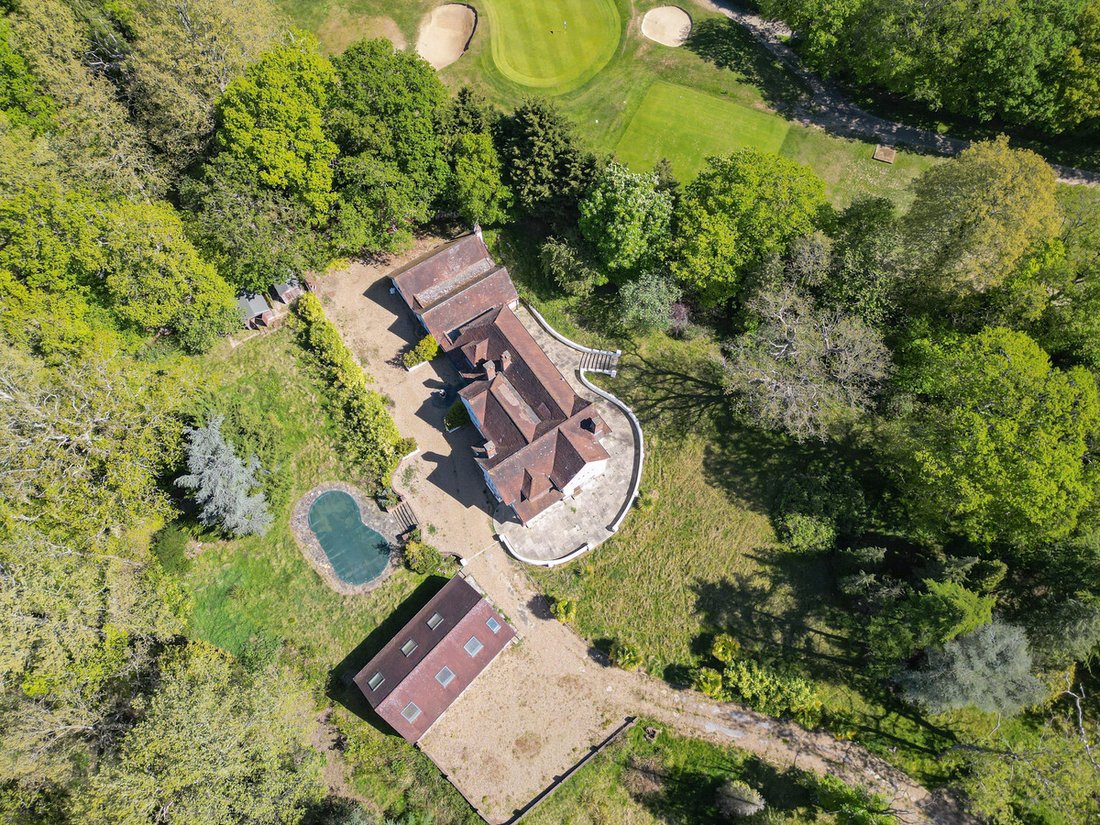 House in Oxshott, Elmbridge, England 2 - 17926331