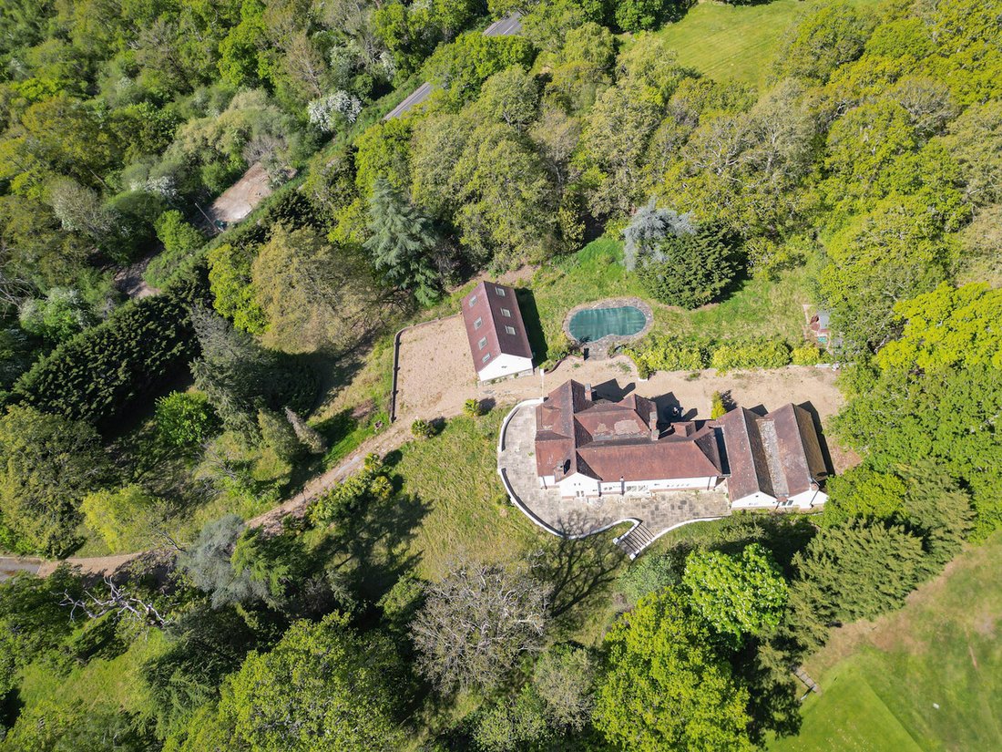 House in Oxshott, Elmbridge, England 4 - 17926331