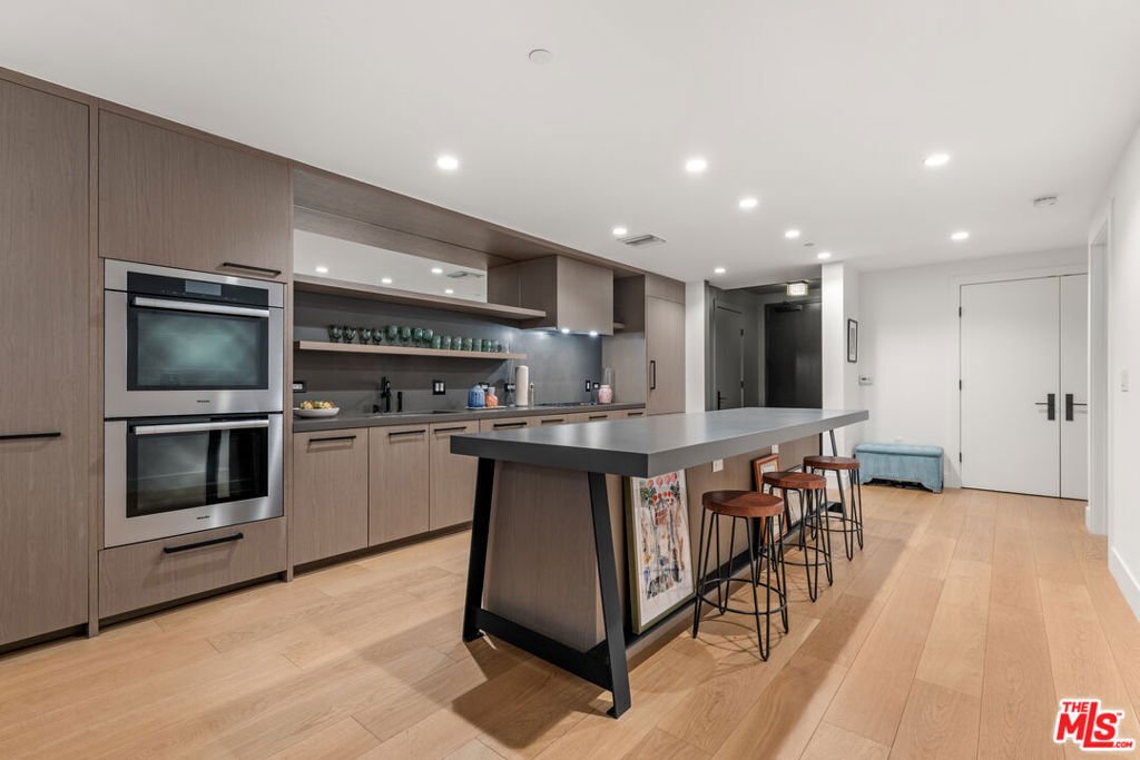 Condo in Los Angeles, California, United States 3 - 17925839