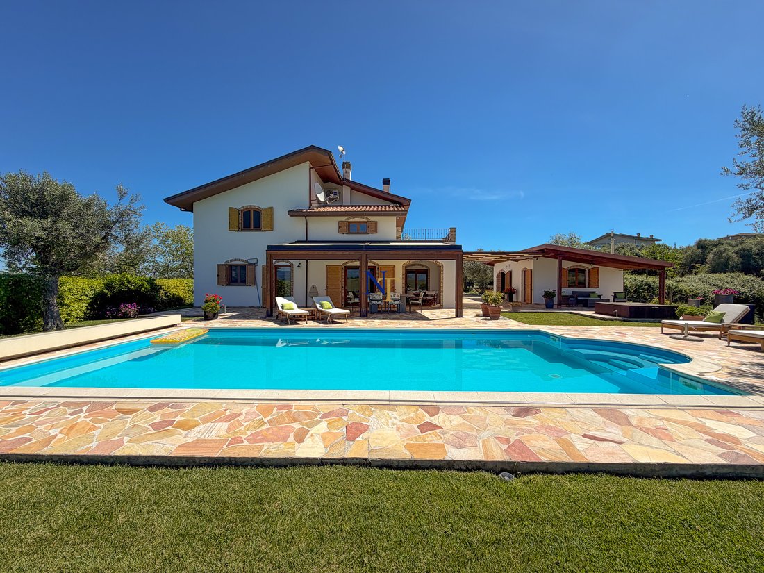Villa in Bellante, Abruzzo, Italy 1 - 17926795