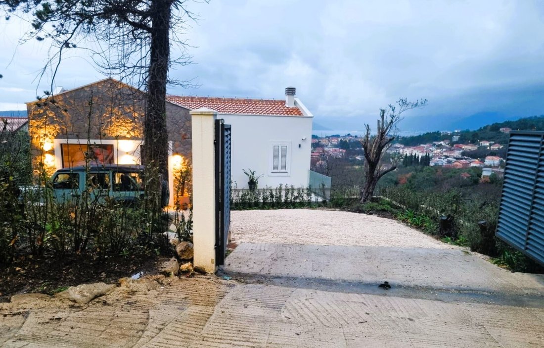 Villa in Kavač, Kotor Municipality, Montenegro 2 - 17926879