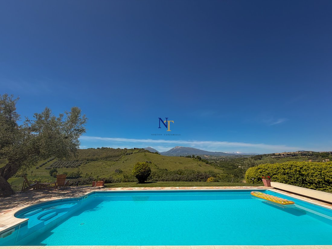 Villa in Bellante, Abruzzo, Italy 4 - 17926795