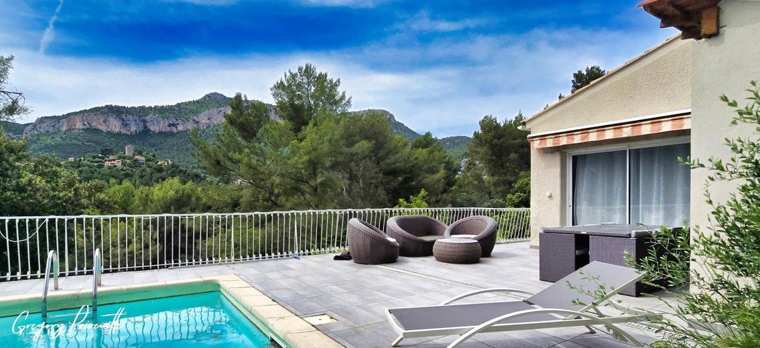 House in Le Revest-les-Eaux, Provence-Alpes-Côte d'Azur, France 1 - 16494778