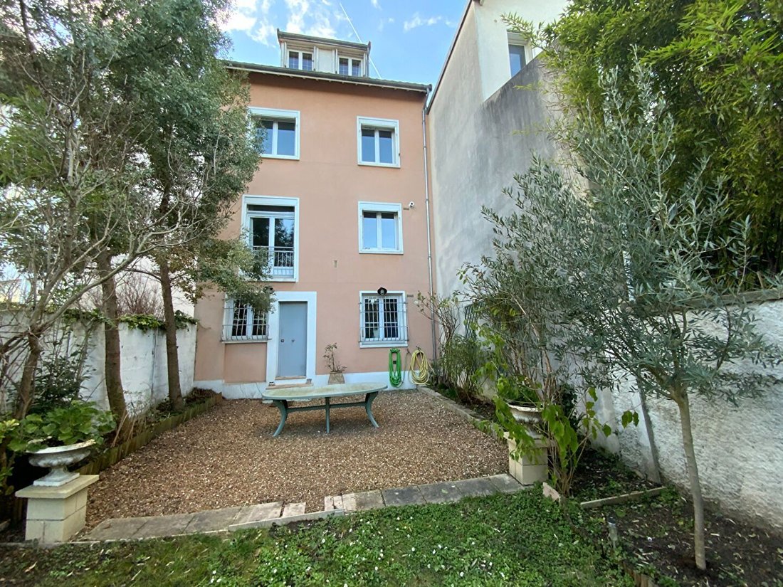 House in Espaces Jeunes, Issy-les-Moulineaux, France 1 - 17015039