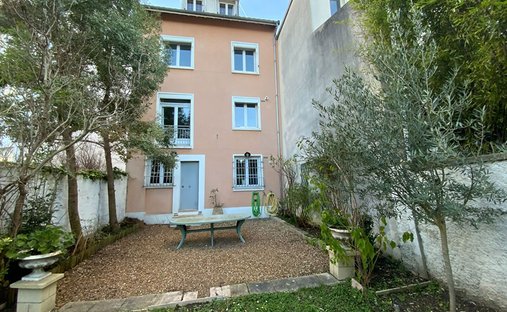 House in Espaces Jeunes, Issy-les-Moulineaux, France 1