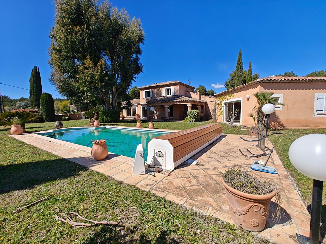 Villa in La Cadiere-d'Azur, Provence-Alpes-Côte d'Azur, France 1 - 17555275