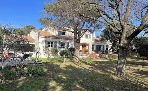 House in Ouest, Rochefort-du-Gard, France 1