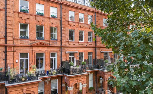 Condo in Brompton, Kensington And Chelsea, England 1
