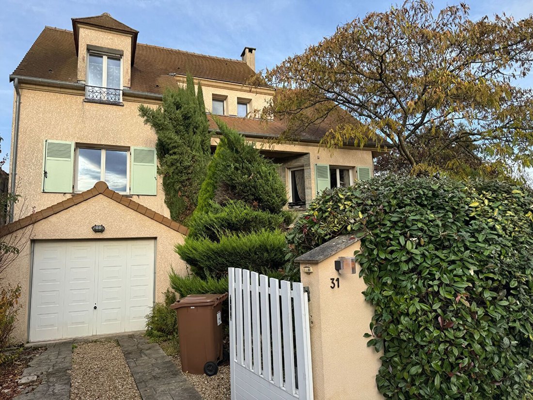 House in Montfort-l'Amaury, Ile-de-France, France 1 - 16619200