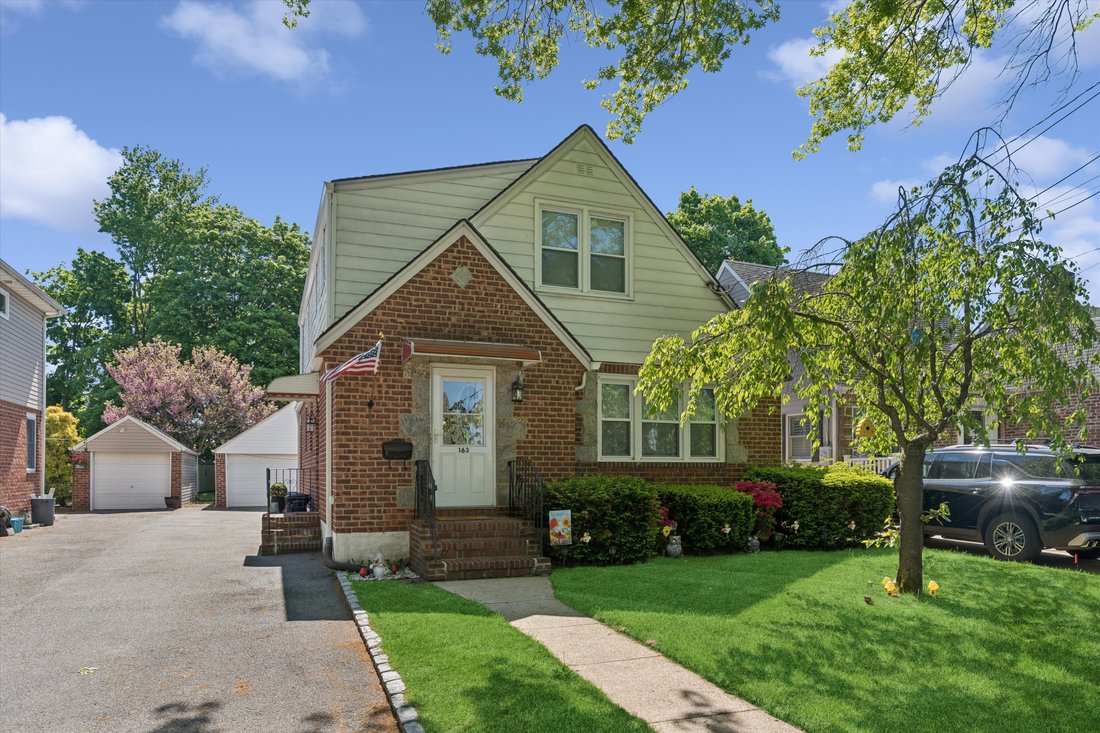 Apartment in North New Hyde Park, New York, United States 2 - 17929456
