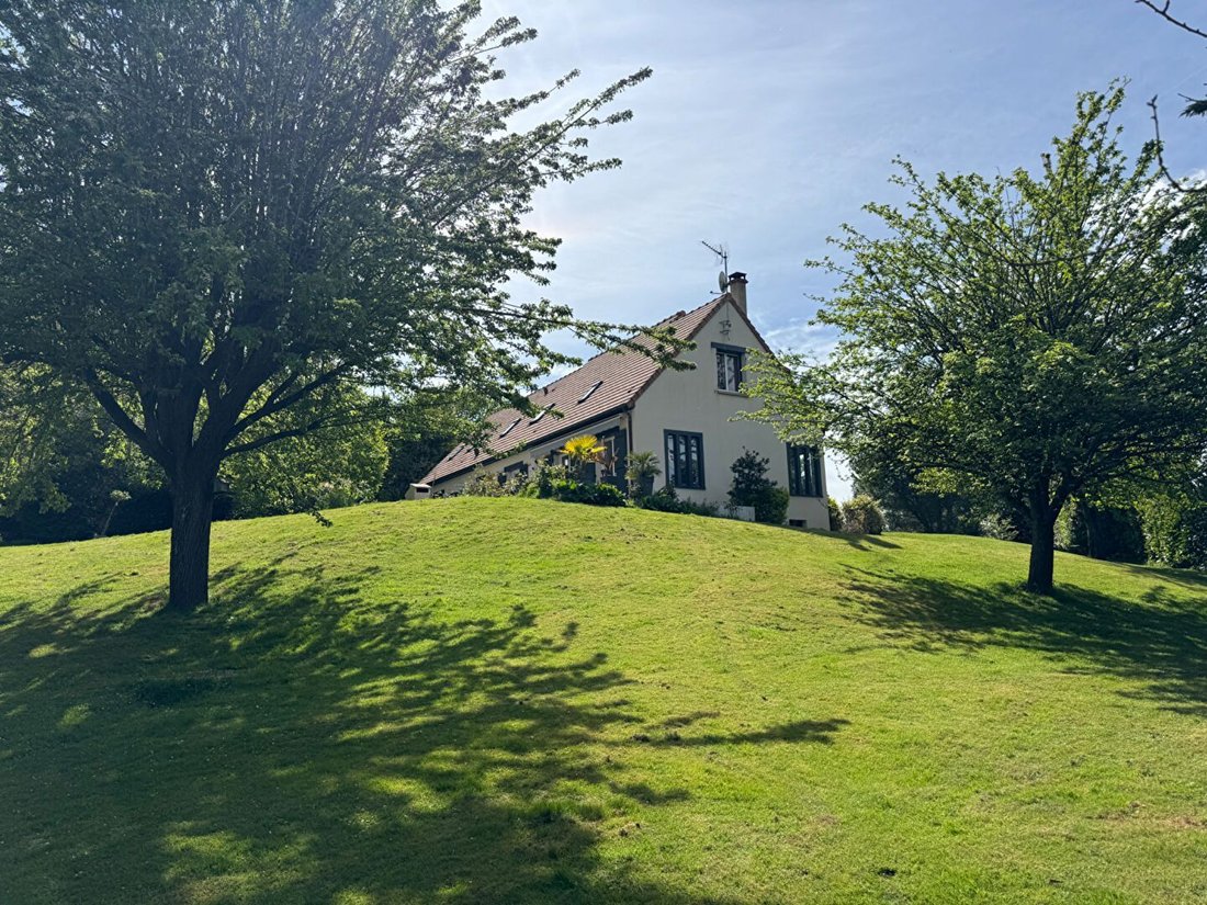 House in Bazoches-sur-Guyonne, Ile-de-France, France 2 - 17649895