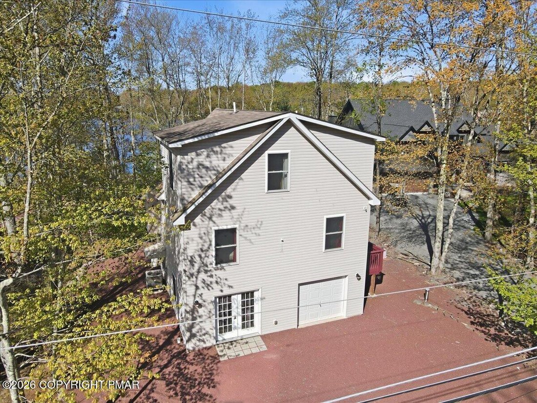 House in Arrowhead Lake, Pennsylvania, United States 4 - 17935499