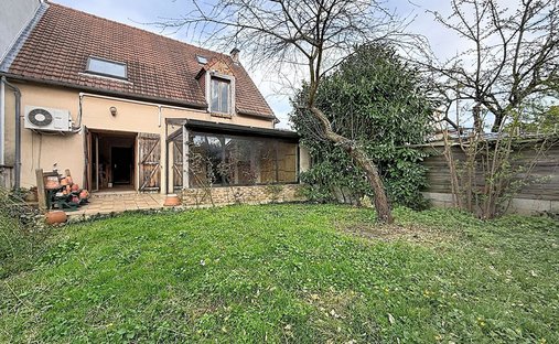 House in Centre, Nanterre, France 1