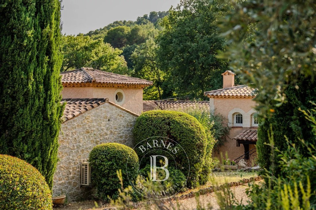 Estate in Sillans-la-Cascade, Provence-Alpes-Côte d'Azur, France 1 - 14572108