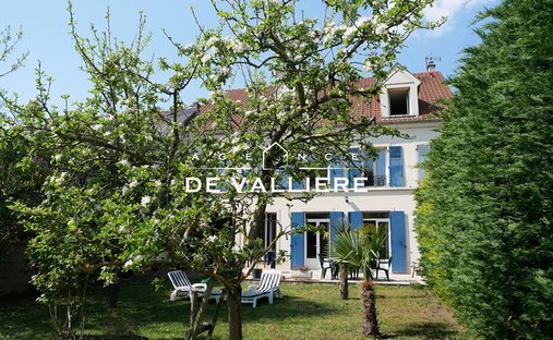 House in Centre, Nanterre, France 1