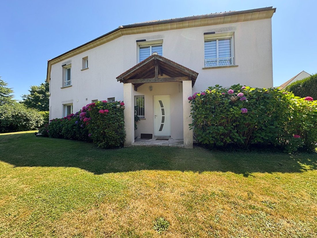 House in Montfort-l'Amaury, Ile-de-France, France 2 - 17367063
