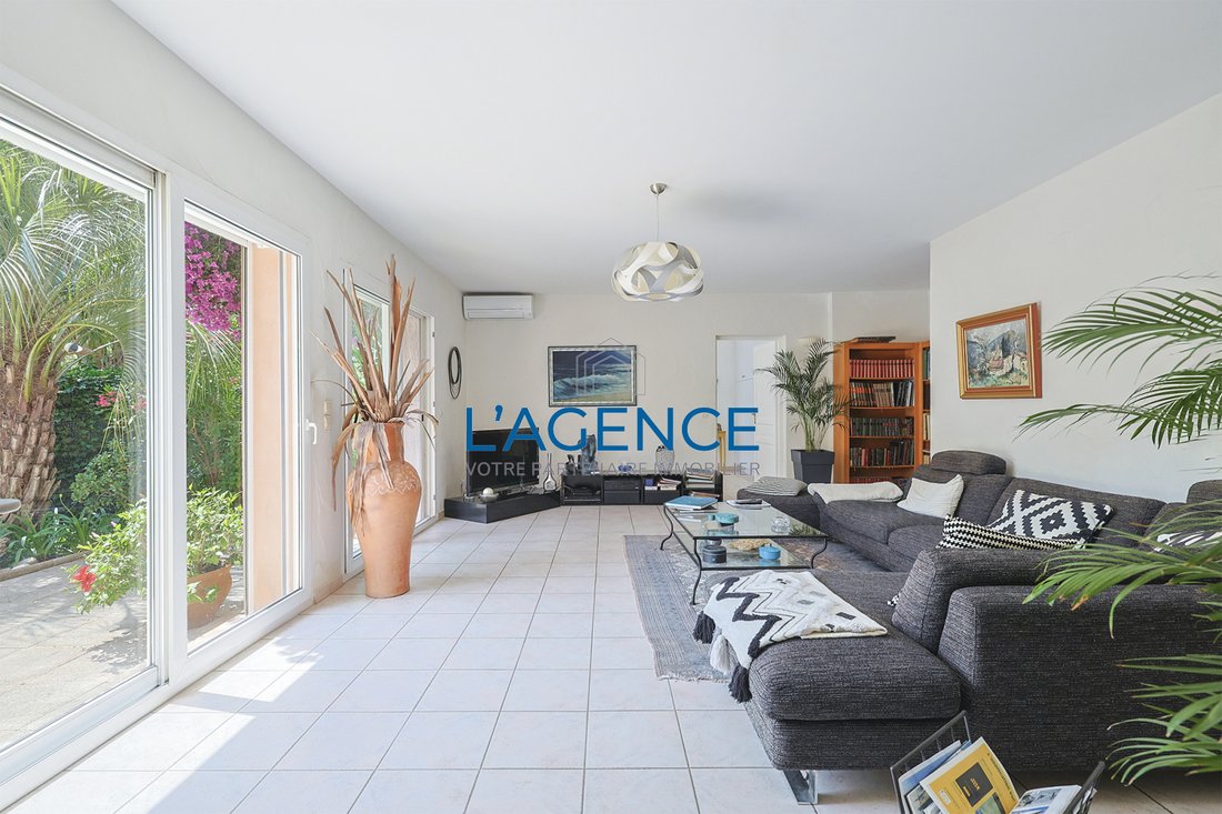Villa in Hyeres, Provence-Alpes-Côte d'Azur, France 3 - 17929628