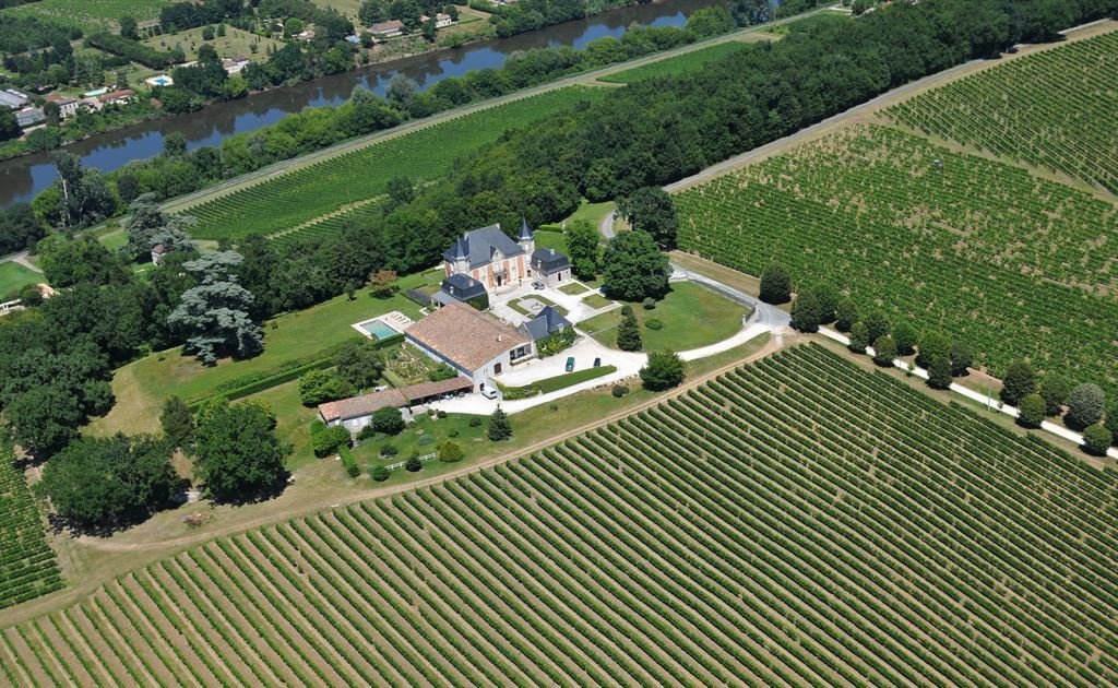 Farm Ranch in Sainte-Foy-la-Grande, Nouvelle-Aquitaine, France 1 - 12564869