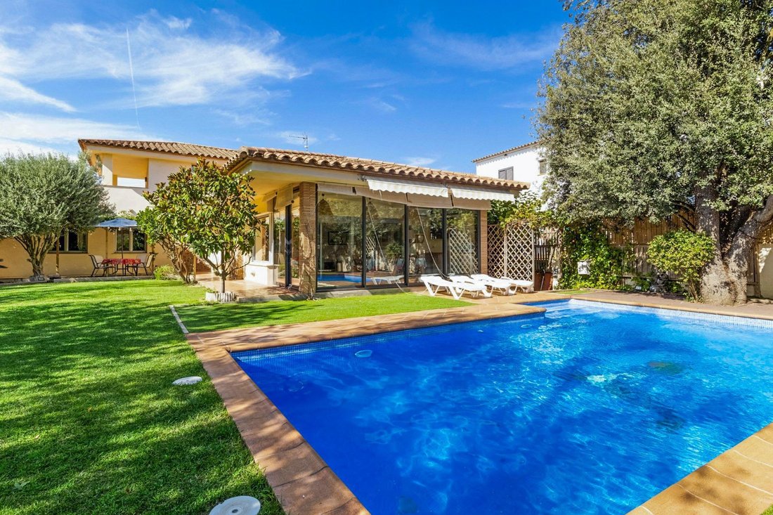 Villa in Torroella de Montgri, Catalonia, Spain 1 - 17933736