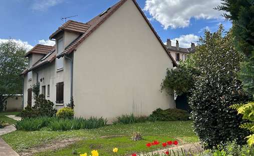 House in Sablonniere, Fresnes, France 1