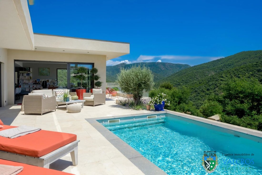 Villa in La Londe-les-Maures, Provence-Alpes-Côte d'Azur, France 1 - 17929388