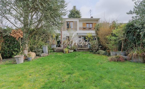 House in Le Village, Noisy-le-Roi, France 1