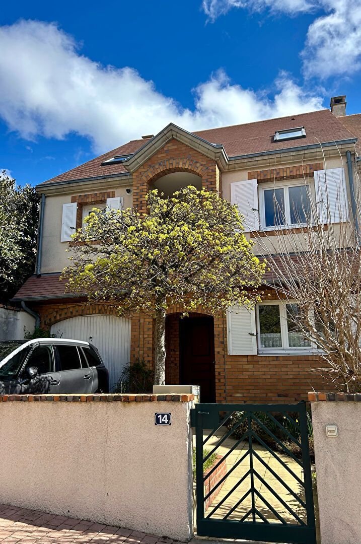 House in Côte Saint Louis, Garches, France 1 - 16099327