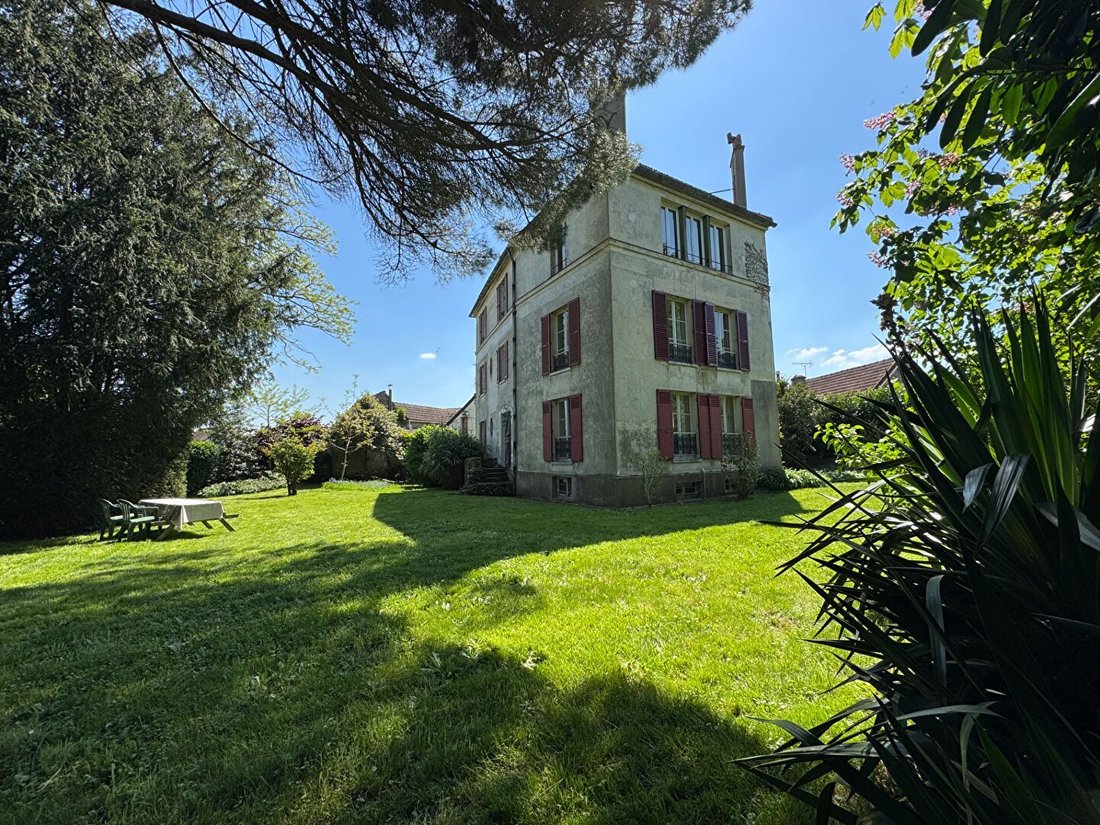 House in Montfort-l'Amaury, Ile-de-France, France 2 - 17431562