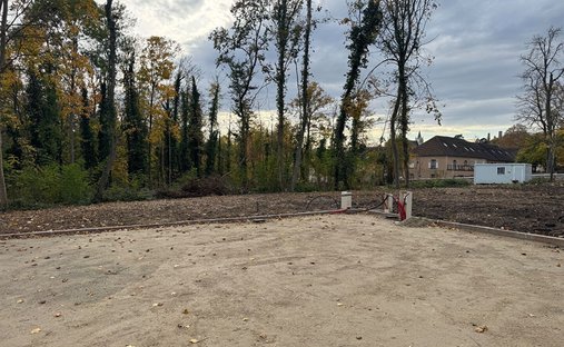 Land in Montfort-l'Amaury, Ile-de-France, France 1