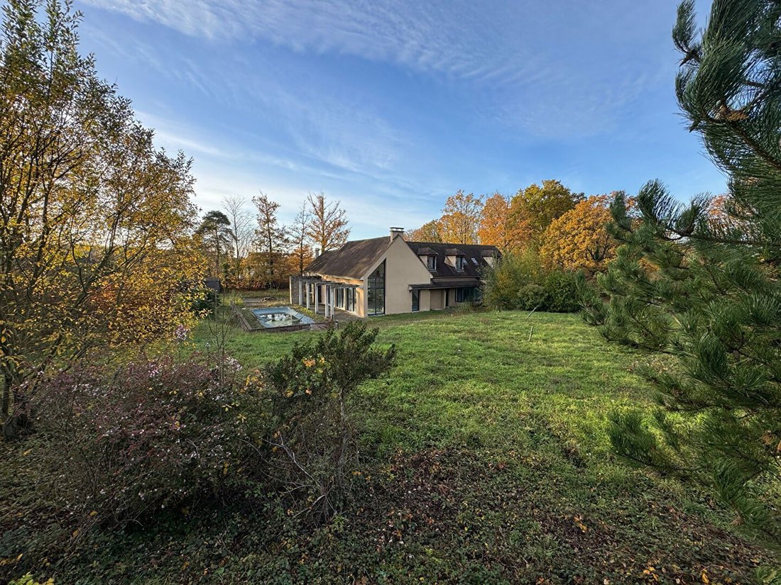 House in Les Mesnuls, Ile-de-France, France 1 - 16715506